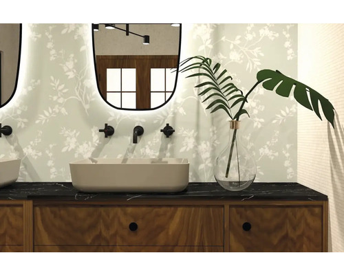 Salle de bain avec lavabo, miroir et décoration