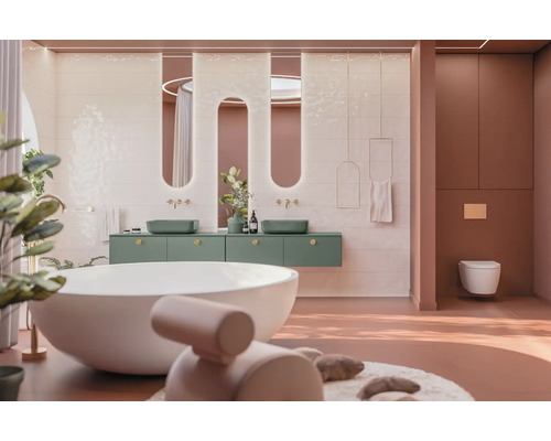 Helles Badezimmer mit Badewanne, Waschtisch und Toilette