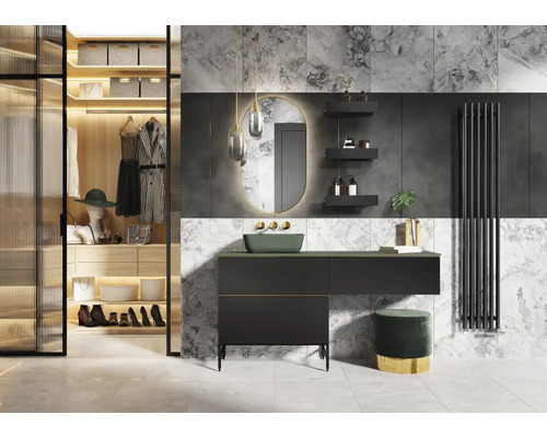 Badezimmer mit Waschtisch, Spiegel, Regal und begehbarem Kleiderschrank