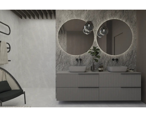 Salle de bains avec meuble-lavabo double, miroirs ronds avec éclairage et mur décoratif