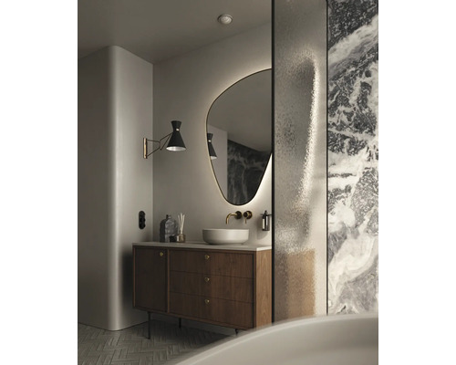 Salle de bains lumineuse avec meuble-lavabo, miroir avec éclairage, applique murale et douche