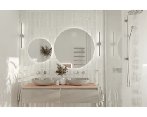 Salle de bain lumineuse avec meuble-lavabo, miroirs ronds, appliques murales et douche