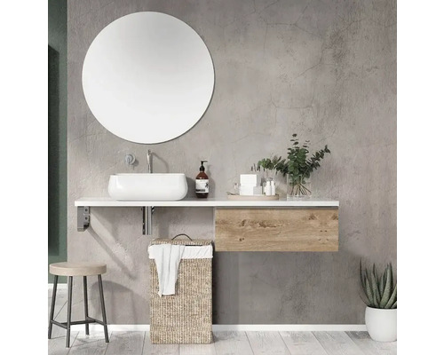 Salle de bain avec miroir rond, lavabo, meuble sous-lavabo et panier à linge