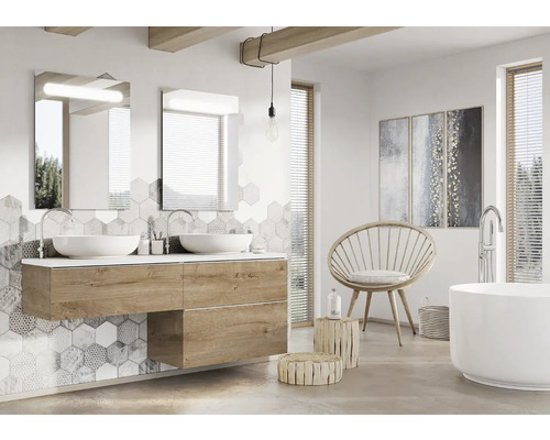 Salle de bain lumineuse avec double vasque, miroirs, baignoire et chaise