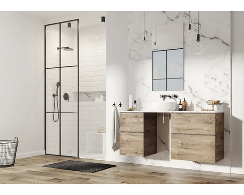 Salle de bain moderne avec douche, lavabo et miroir devant un mur en marbre
