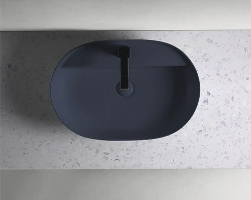 Vasque à poser en céramique sur un plan de travail