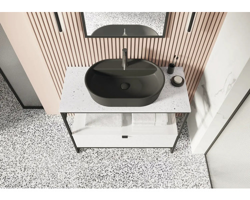 Meuble-lavabo de salle de bains avec vasque à poser, robinetterie et serviettes
