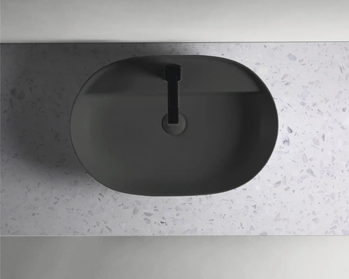 Vue de dessus d''un lavabo avec robinetterie sur un plan de toilette