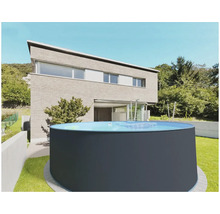 Runder Swimmingpool im Garten vor einem Wohnhaus.