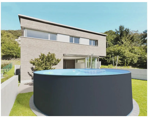 Runder Swimmingpool im Garten vor einem Wohnhaus.
