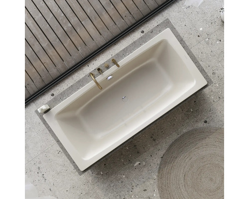 Vue de dessus d''une baignoire rectangulaire avec robinetterie.