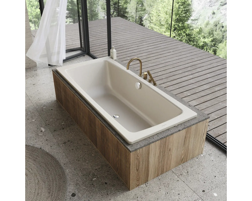 Baignoire îlot avec habillage en bois et robinetterie devant la fenêtre