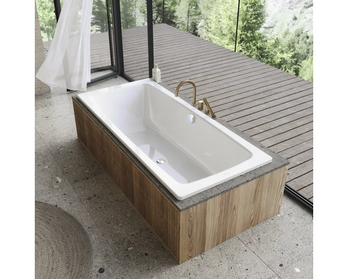 Baignoire blanche avec habillage en bois dans une salle de bains avec vue