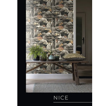 Szene mit gemusterter Tapete, Holzbank, Zimmerpflanzen und Teppich für ein gemütliches Ambiente