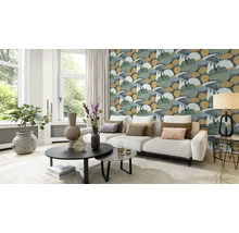 Wohnzimmer mit gemusterter Tapete, Sofa und Couchtischen