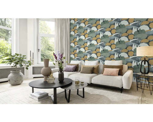 Wohnzimmer mit gemusterter Tapete, Sofa und Couchtischen