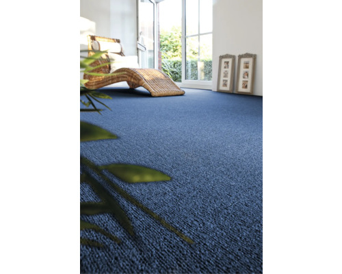 Blauer Teppichboden in einem hellen Raum mit Sitzgelegenheit und Bildern