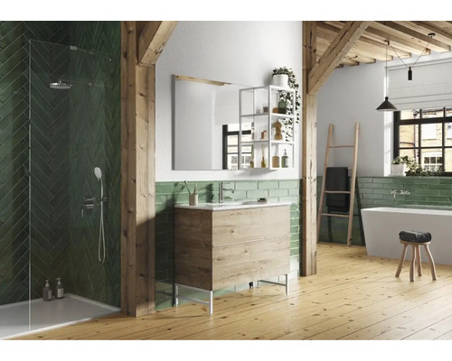 Badezimmer mit Dusche, Waschtisch, Spiegel und Holzelementen