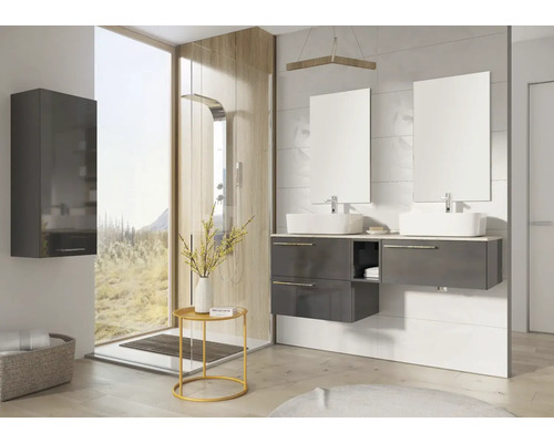 Badezimmer mit Waschtisch, Spiegeln, Dusche und Ablagemöglichkeiten für ein modernes Ambiente.