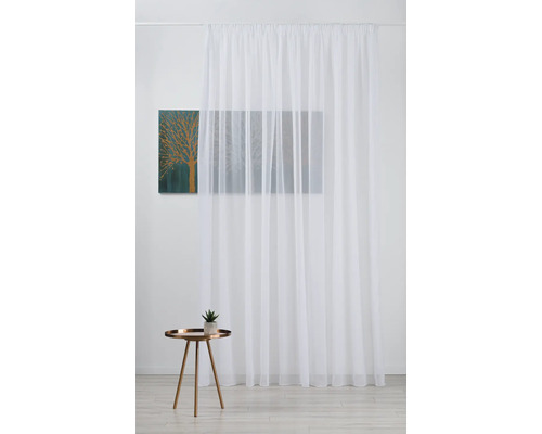 Rideau blanc transparent dans une pièce avec table d''appoint et tableau