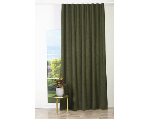 Vue d''une décoration de fenêtre avec un rideau coulissant, une plante d''intérieur et une table d''appoint.