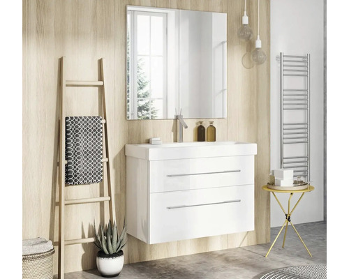 Badezimmer mit Waschbeckenunterschrank, Spiegel, Handtuchhalter und Dekorationen