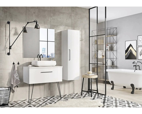 Salle de bains moderne avec meuble-lavabo, armoire de toilette, armoire haute et baignoire îlot