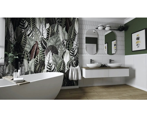 Badezimmer mit freistehender Badewanne, Waschtisch mit zwei Waschbecken, zwei Spiegeln, Wandtapete mit Pflanzenmotiven und Holzboden