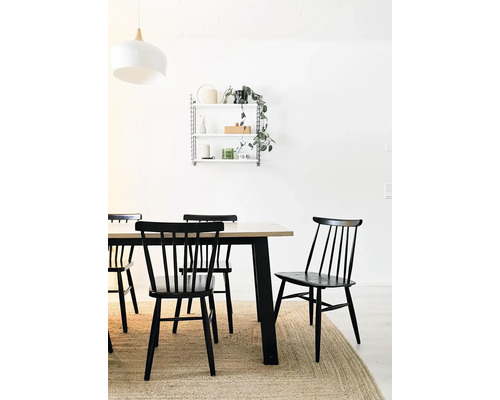 Salle à manger avec table, chaises et étagère murale