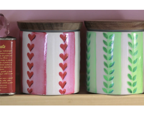 Zwei Vorratsdosen mit Holzdeckel und Herz- beziehungsweise Blattmuster