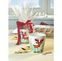 Zwei Keramiktassen mit Hirschmotiv und Weihnachtskekse.