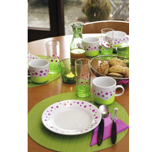 Gedeckter Tisch mit Geschirr, Gläsern und Besteck für eine Mahlzeit