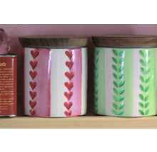 Zwei Vorratsgläser mit Holzdeckel und Herz- beziehungsweise Blattmuster