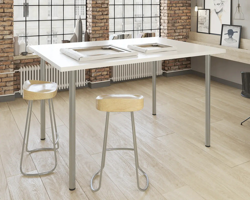 Pièce lumineuse avec table blanche, deux tabourets et cadres