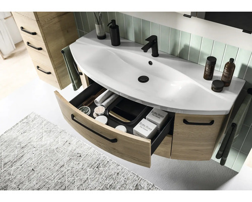 Meuble-lavabo avec tiroir ouvert et divers articles de salle de bain