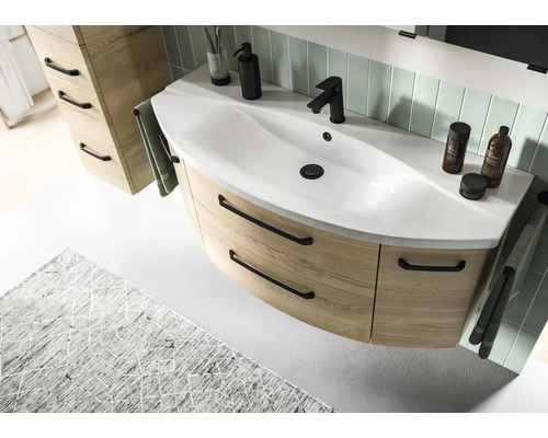 Vasque avec meuble sous-vasque, robinet et accessoires dans la salle de bain