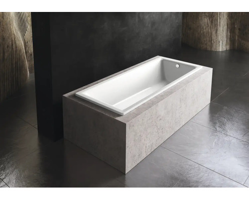 Baignoire rectangulaire en acrylique sanitaire dans une salle de bains au design moderne.
