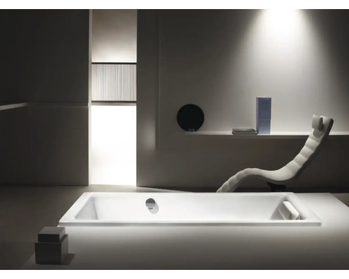 Salle de bains avec baignoire, chaise longue et design minimaliste