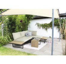 Gartenszene mit Pavillon, Loungemöbeln und Dekorationen für eine entspannte Atmosphäre