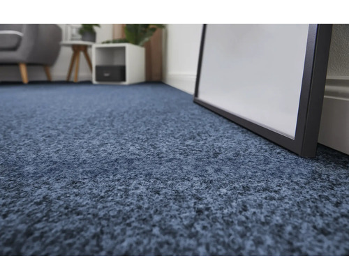 Detailaufnahme eines blauen Teppichbodens in einem Wohnraum
