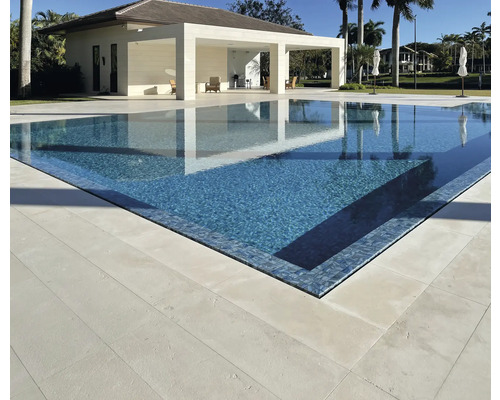 Piscine avec margelles et eau