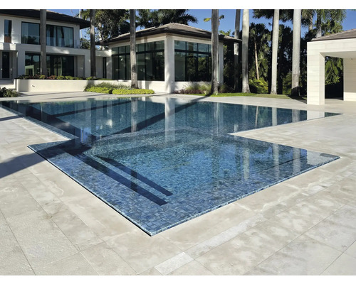 Piscine avec carrelage et terrasse en pierre