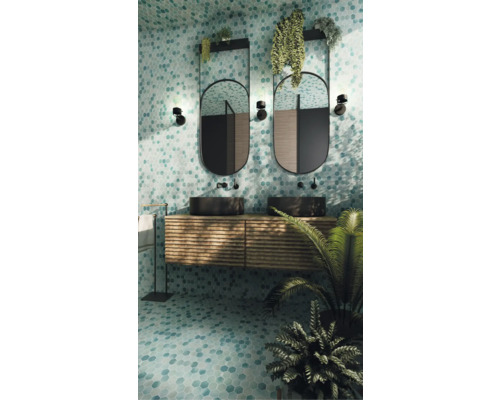 Badezimmer mit Mosaikfliesen, Waschtischunterschrank mit zwei Waschbecken und zwei Spiegeln.