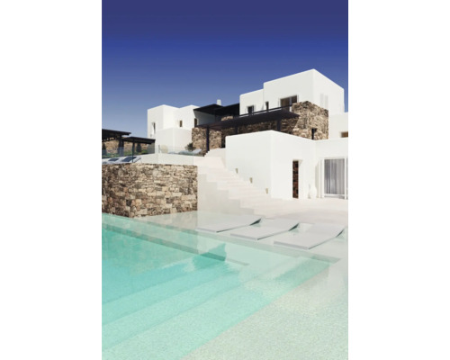 Aussenansicht eines Hauses mit Pool, Steinelementen und Treppen