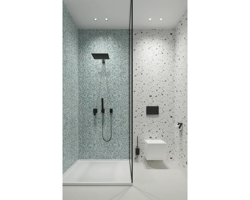 Badezimmer mit Dusche, Toilette und Mosaikfliesen