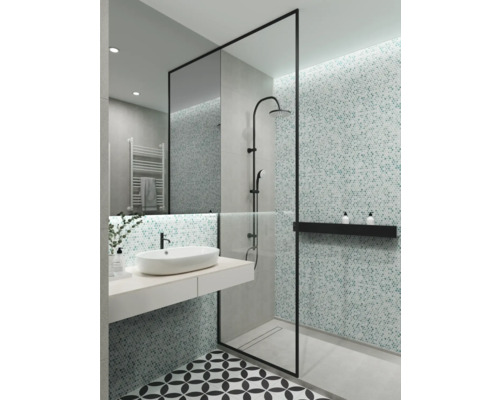 Modernes Badezimmer mit Dusche, Waschbecken und Mosaikfliesen