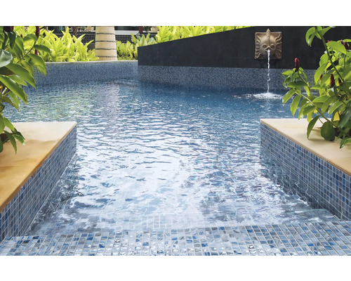 Schwimmbad mit Mosaikfliesen und Wasserspeier