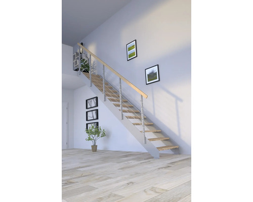 Escalier avec marches en bois et rampes en métal dans une pièce lumineuse.