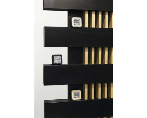 Trois thermomètres numériques sur un radiateur pour la mesure de la température