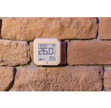 Digitales Thermometer an Ziegelwand